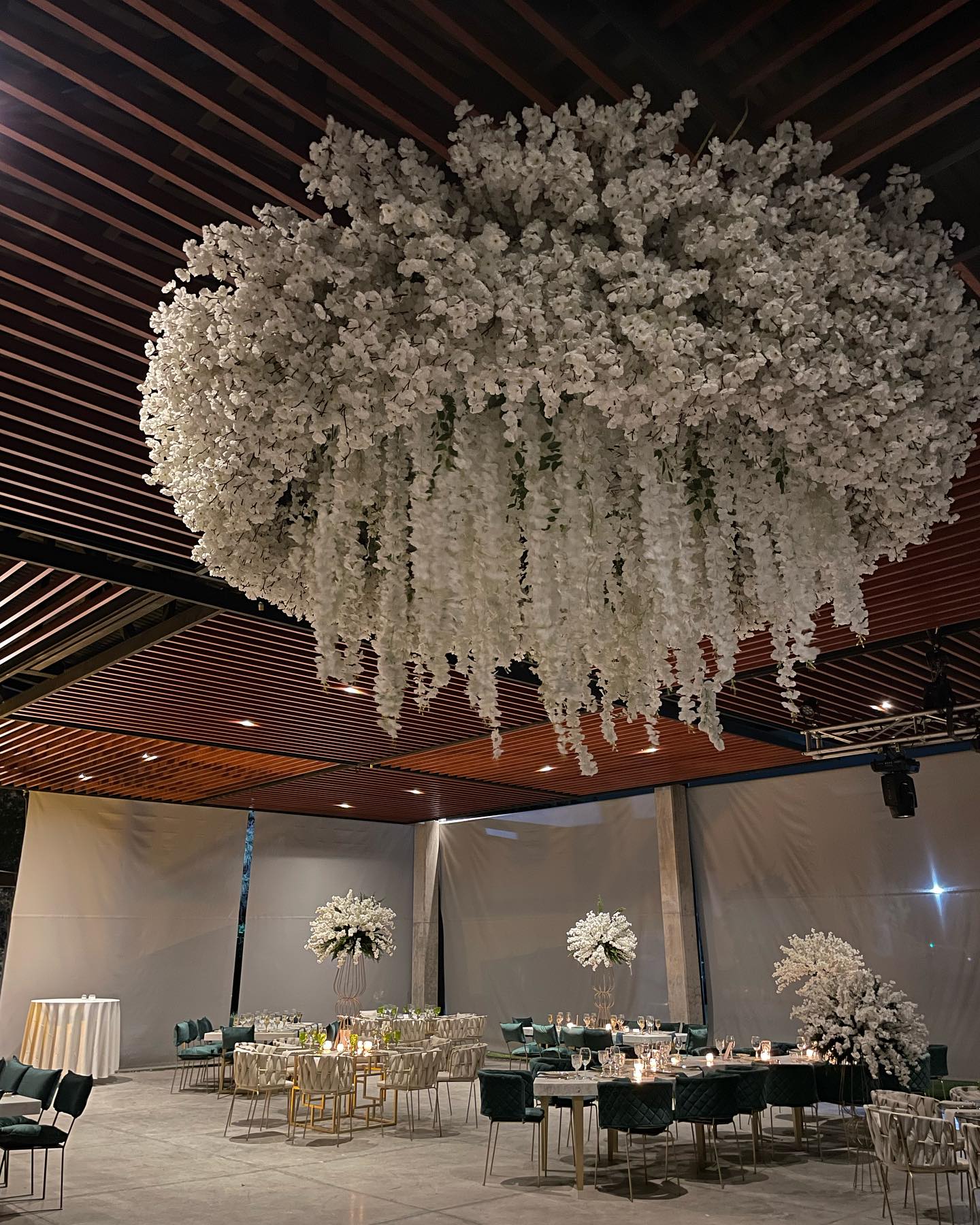 Toldo-flores-evento-boda-decoracion